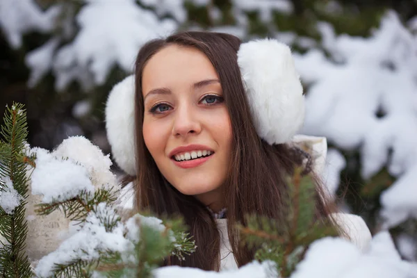 Mulher no parque de inverno — Fotografia de Stock