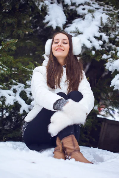 Frau sitzt im Winterpark — Stockfoto