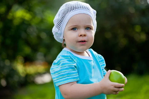 Parktaki kız şirin bebek — Stok fotoğraf