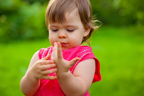 Kleines Mädchen, das ihre Finger zählt — Stockfoto