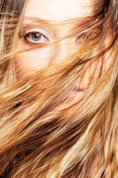 Donna faccia dietro capelli volanti — Foto Stock