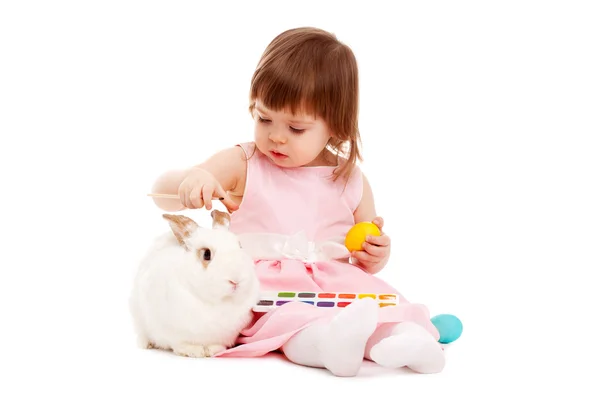 Dívka maluje velikonoční vajíčka — Stock fotografie
