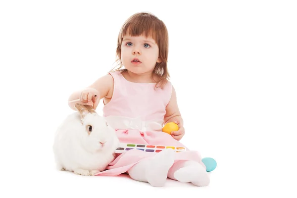 Little girl painting easter eggs — Stock Photo, Image