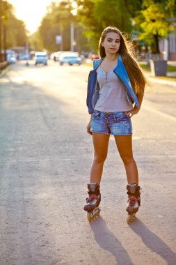 gün batımı sırasında paten kadın