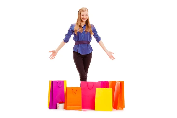 Mulher feliz com sacos de compras no chão — Fotografia de Stock