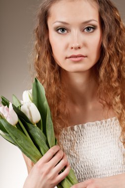 kadın holding laleler