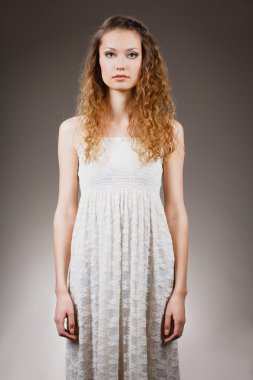 mooie gekrulde haired vrouw