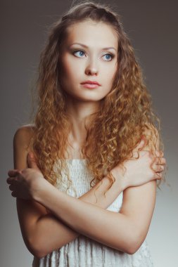 mooie gekrulde haired vrouw