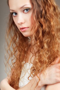 mooie gekrulde haired vrouw