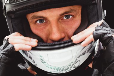 tatlı adam yüzünü giyen kask