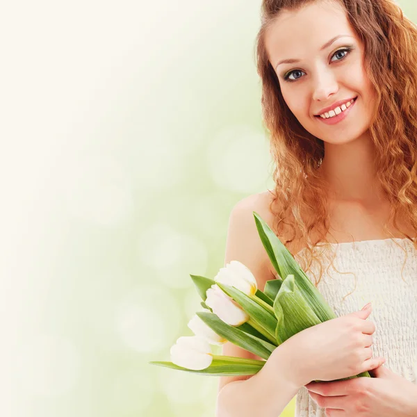 Mulher feliz segurando tulipas — Fotografia de Stock