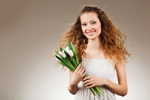 Mujer feliz sosteniendo tulipanes —  Fotos de Stock