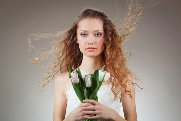 Žena hospodářství tulipány — Stock fotografie