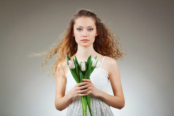 Vrouw bedrijf tulpen — Stockfoto