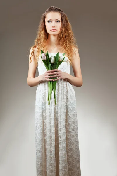 Donna che tiene i tulipani — Foto Stock