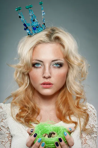 Vrouw dragen princess crown — Stockfoto