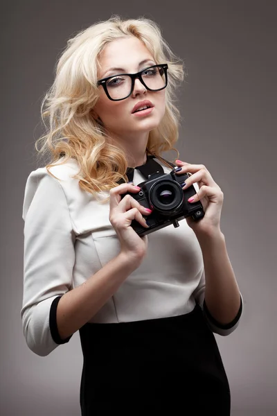 Ragazza bionda con macchina fotografica che indossa occhiali — Foto Stock