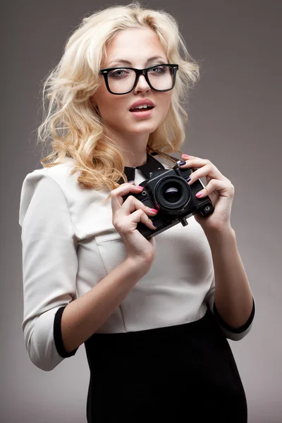 Menina loira com câmera vestindo óculos — Fotografia de Stock