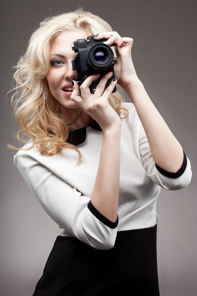 Blondes Mädchen mit Retro-Kamera — Stockfoto