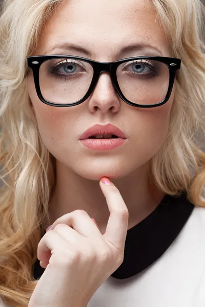 Portrait de femme blonde portant des lunettes — Photo