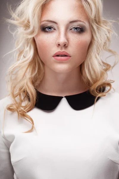 Portret van blonde vrouw dragen brillen — Stockfoto