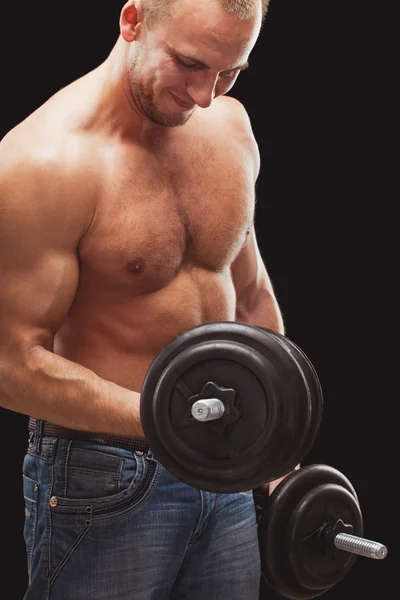 Hombre haciendo ejercicio con pesas — Foto de Stock