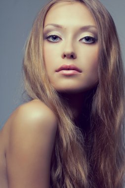 uzun saçlı kadın portresi