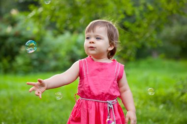 kabarcıkları ile Park'ta küçük kız