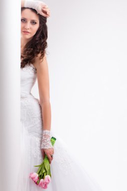 güzel gelin beyaz sütun duran