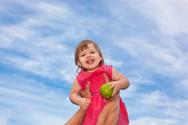 Niña feliz sobre cielos azules —  Fotos de Stock