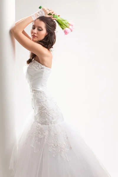 Beautiful bride standing near white column — Stock Photo, Image