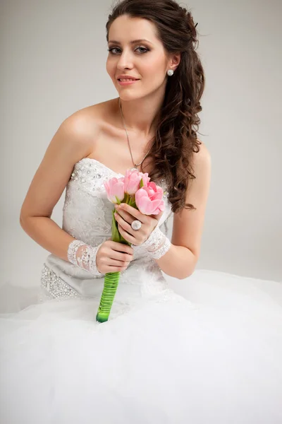 Beautiful bride sitting on the floor — Stock Photo, Image