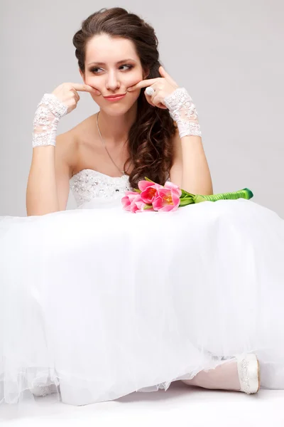 Krásná nevěsta, sedí na podlaze — Stock fotografie