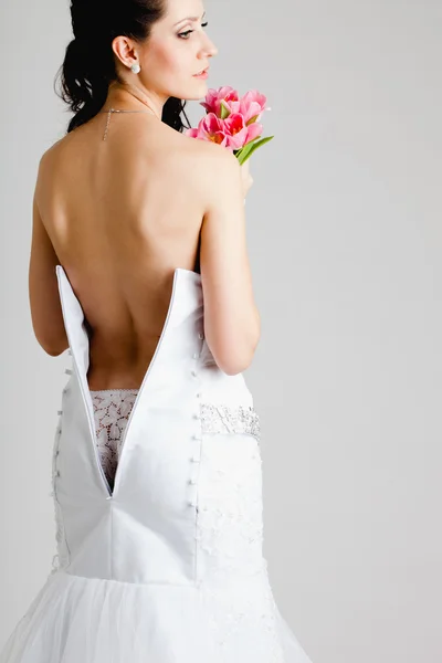 Fotografie nevěsty s nahou zpět — Stock fotografie