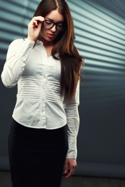 Kameraya bakarak iş kadını