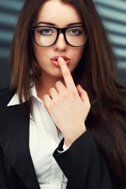 Kameraya bakarak iş kadını