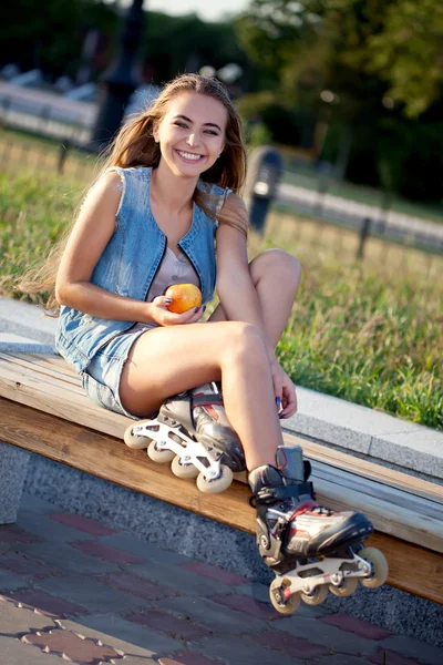 Sonriente chica del rodillo sentada en el banco — Foto de Stock