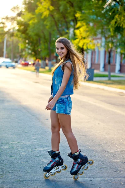 Mulher patinando durante o pôr do sol — Fotografia de Stock