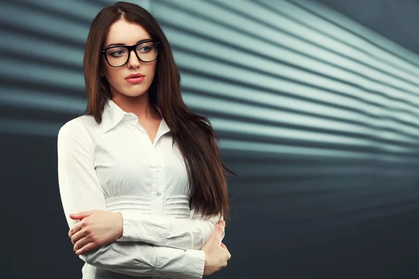 Mujer de negocios mirando a un lado — Foto de Stock