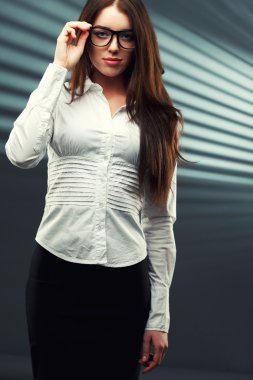 Kameraya bakarak iş kadını