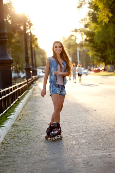 日没時にスケート笑顔の女性 — ストック写真
