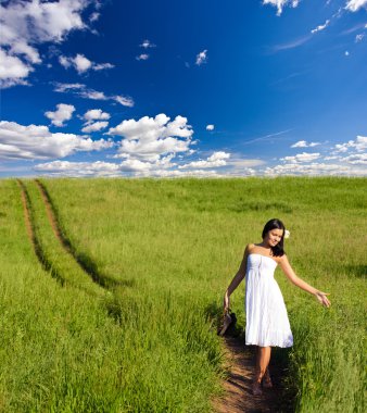 yolda yürüyen kadın