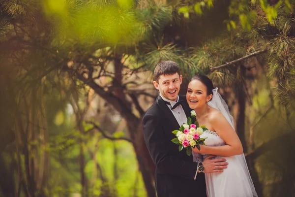 Bruid en bruidegom buitenshuis portret — Stockfoto
