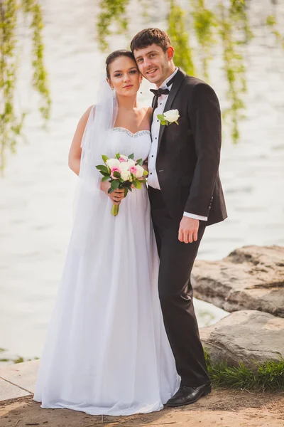 Couple nuptial debout près du lac — Photo