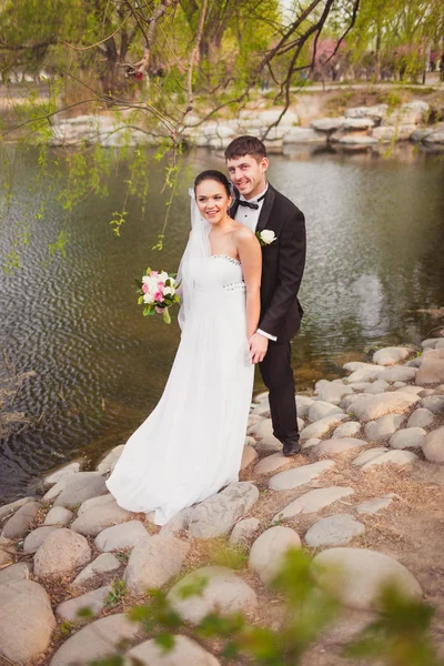 Couple nuptial debout près du lac — Photo