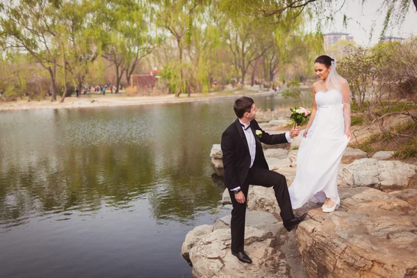 Couple nuptial debout près du lac — Photo