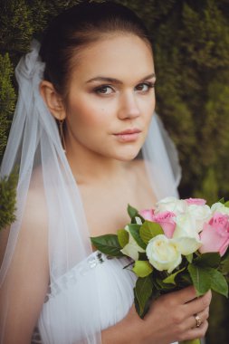 Gelin portre üzerinde yeşil ağaçlar açık