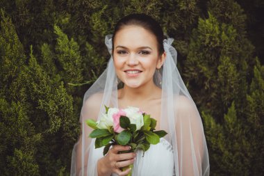 Gelin portre üzerinde yeşil ağaçlar açık