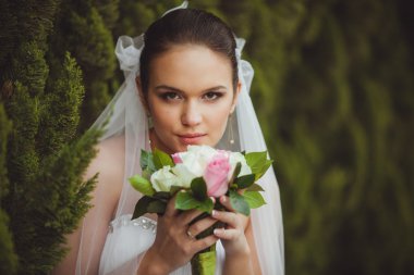 Gelin portre üzerinde yeşil ağaçlar açık