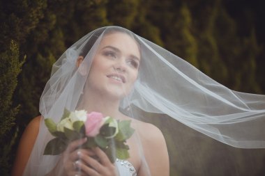 Gelin portre üzerinde yeşil ağaçlar açık